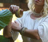 צמיד בוהו שיק, צמיד עץ רקום, צמיד חישוק עם פאייטים, צמיד רחב מוזהב, צמיד אתני, צמיד הודו, צמיד רחב בוהו